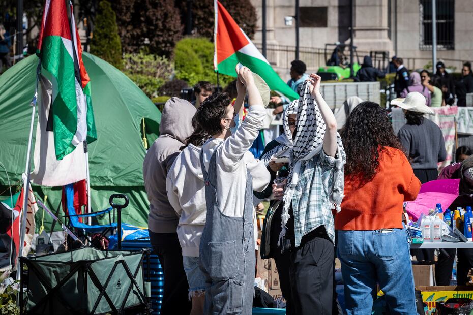Dos estudiantes conversan en un campamento de protesta a favor de los palestinos, el lunes 22 de abril de 2024, en la Universidad de Columbia, en Nueva York. Foto: AP Foto/Stefan Jeremiah