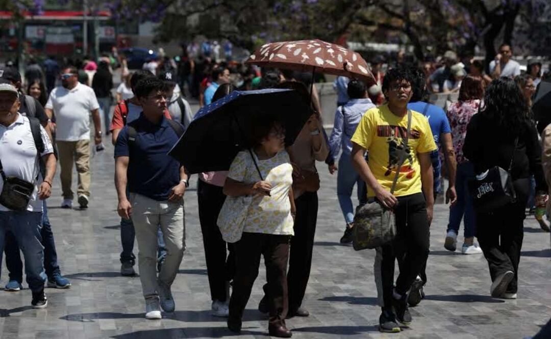 La capital del País está experimentando altas temperaturas esta semana santa. Lentes de sol, gorras, abanicos y bebidas frías son recurrentes entre los habitantes de la CDMX para mitigar la onda de calor. Fotos: Francisco Rodríguez