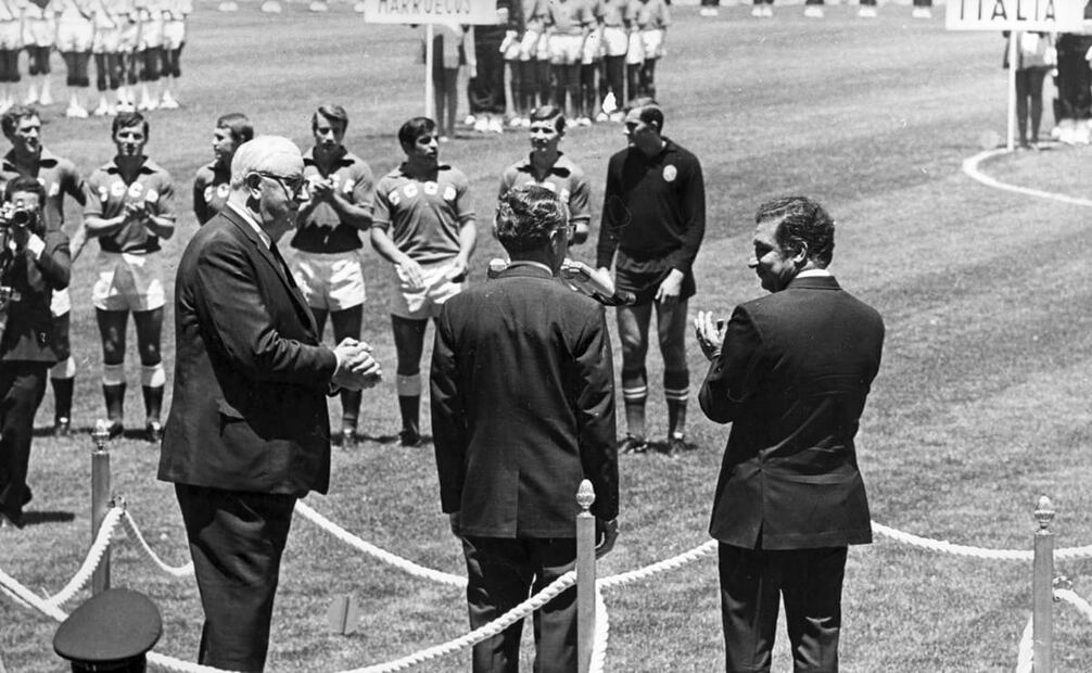 De espaldas, el entonces presidente Gustavo Díaz Ordaz en la inauguración del Mundial de 1970. Durante sus saludos con la escuadra soviética, el mandatario habló con cada jugador y deseó “que gane el mejor”, pero cuando dio su recorrido con los seleccionados mexicanos, Díaz Ordaz dijo: “ojalá ustedes sean los mejores”. Foto: Javier Rivera/Archivo EL UNIVERSAL