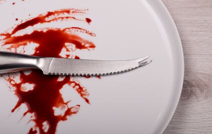 Resuelve un crimen durante una cena 