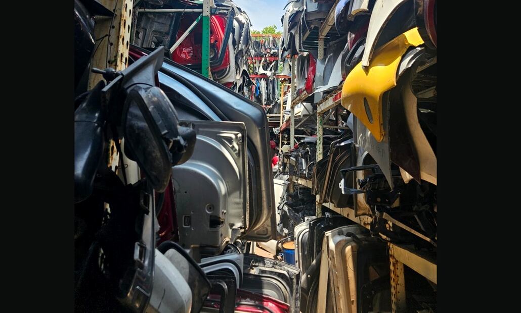 Elementos de la SSC aseguraron aproximadamente 203 y media toneladas de autopartes y detuvieron a dos hombres en las alcaldías Cuauhtémoc y Gustavo A. Madero, en Ciudad de México. Foto: especial