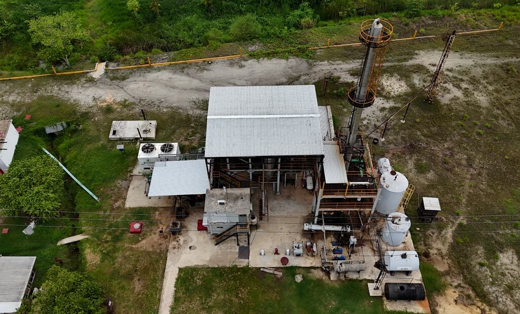 Imagen de la minirefinería de huachicol ubicada a las afueras de Coatzacoalcos, Veracruz, el 24 de junio de 2025, que operaba con fachada de una planta de tratamiento de residuos industriales denominada Ecorenovable. Foto: Diego Prado/EL UNIVERSAL