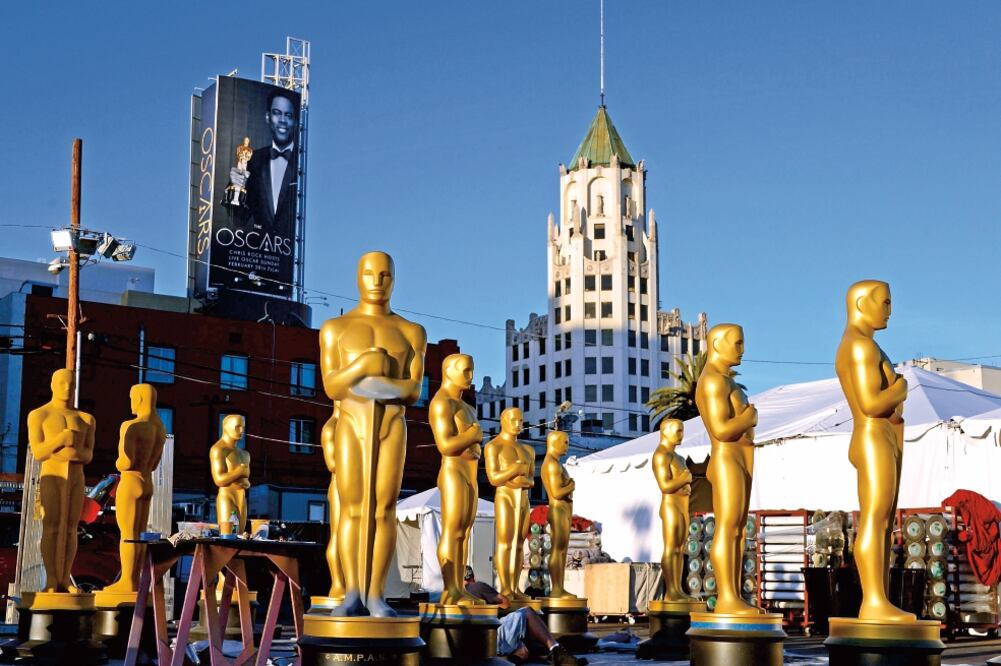 Estatuas son preparadas para una capa de pintura, previo a la ceremonia del Oscar (PAUL BUCK. EFE)