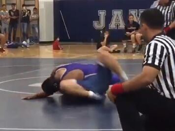 Árbitro de lucha arrasa en redes sociales