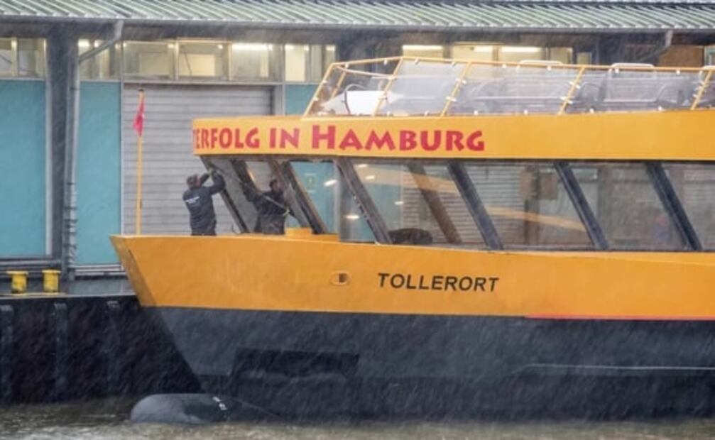 Captan el aterrador impacto de una ola gigante contra un ferry con pasajeros en Alemania