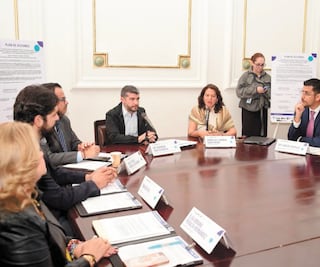 Grupos inconformes revientan plan de parlamento abierto