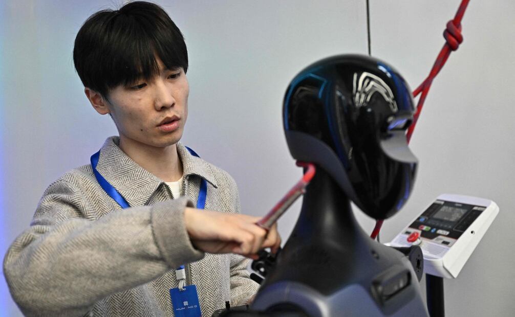 Un robot humanoide llamado Tiangong camina sobre la arena mientras demuestra sus habilidades. (19/04/25) Foto: AFP