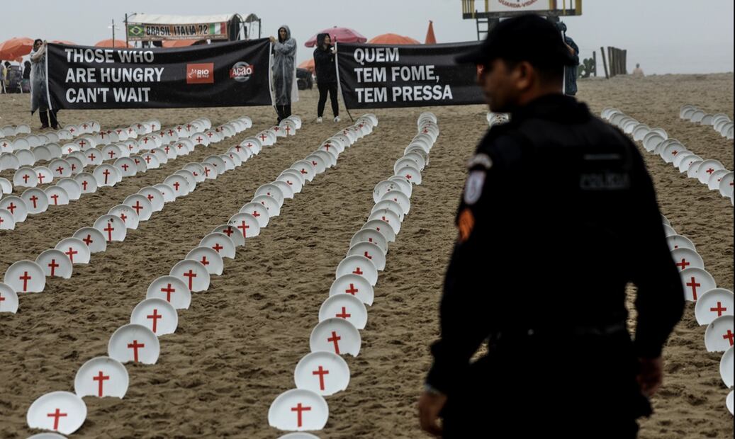 Manifestantes realizaron una instalación de platos vacíos en la playa de Copacabana que representan a los 733 millones de personas que padecen hambre, según datos de la ONU. Foto: EFE. Foto: EFE