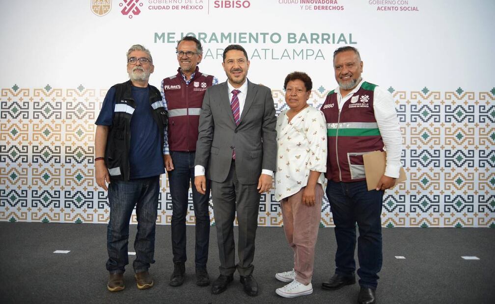 En el Pilares de la colonia Atlampa, el Jefe de Gobierno, Martí Batres, encabezó la entrega de más de un millón 200 mil pesos del Programa de Mejoramiento Barrial 2024