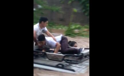 Captan momento en que corriente arrastra camioneta con 4 personas en Sinaloa