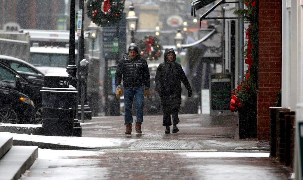 Un par de hombres camina en medio de la caída de nieve en una calle de Portsmouth, New Hampshire, el martes 2 de diciembre de 2025. Foto: AP