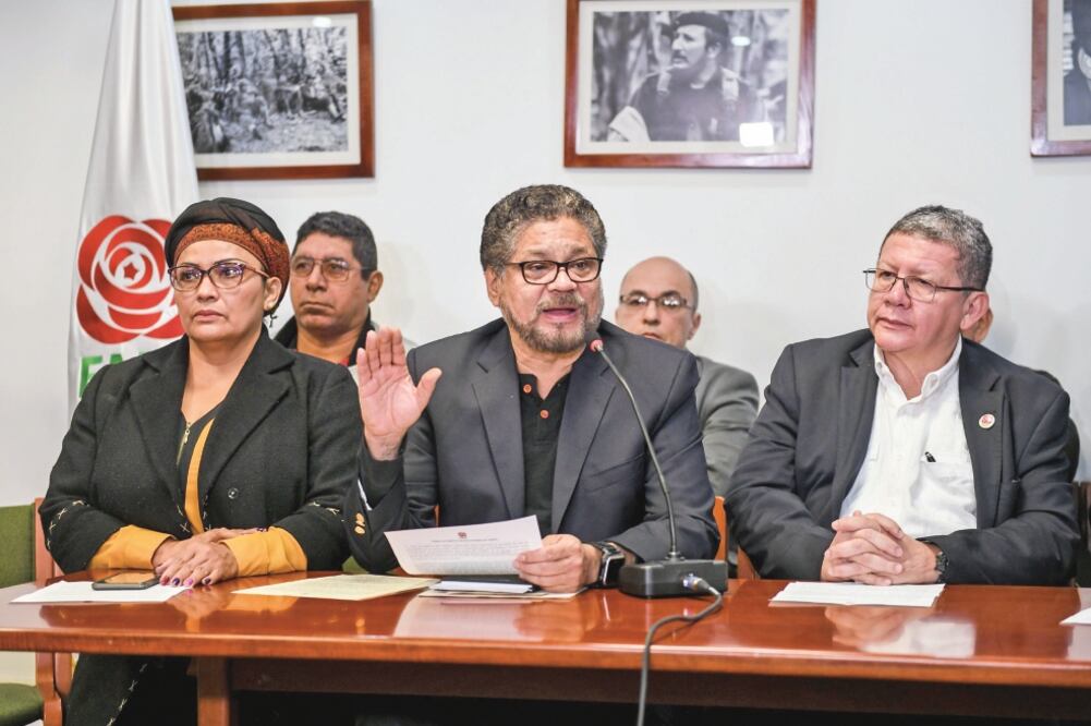 El vocero del grupo político FARC, Iván Márquez (centro), durante la conferencia de prensa para denunciar el arresto de Jesús Santrich (LUIS ACOSTA. AFP)