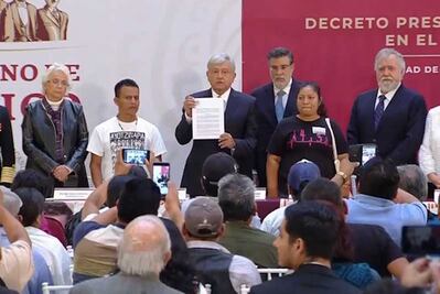 AMLO firma decreto para la verdad en el caso Ayotzinapa