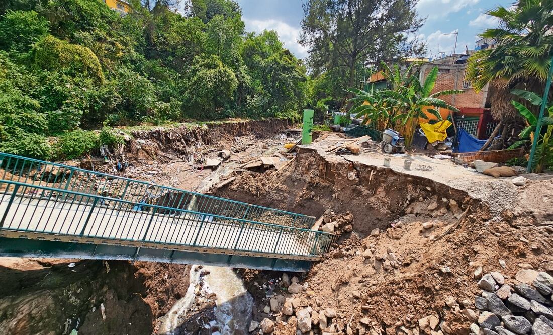 El puente que cruzaba la presa de San Francisco en la colonia Desarrollo Urbano El Pirú tenía una semana de haber sido reinaugurado. Los habitantes quieren que ya no se reconstruya, pues es la tercera vez que se cae. Foto: Jorge Medellín / El Universal