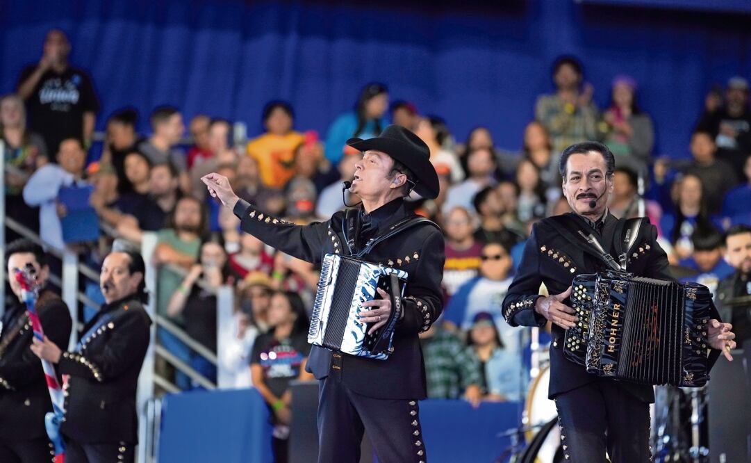 Los Tigres del Norte, ayer en un mitin de Kamala Harris, candidata demócrata a la Casa Blanca, en Phoenix. Foto: Ross D. Franklin | AP