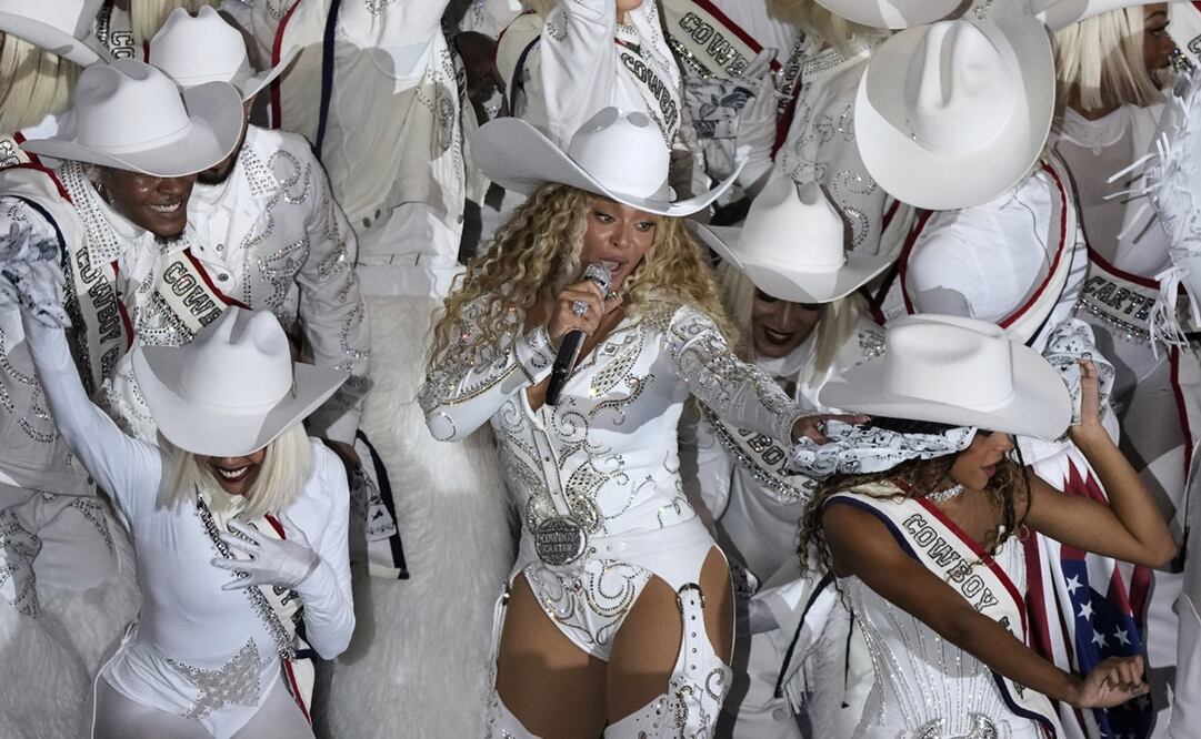 Beyoncé se presenta durante el espectáculo de medio tiempo del partido entre los Baltimore Ravens y los Houston Texans. Foto: Alex Slitz/Getty Images/AFP (Photo by Alex Slitz / GETTY IMAGES NORTH AMERICA / Getty Images via AFP.