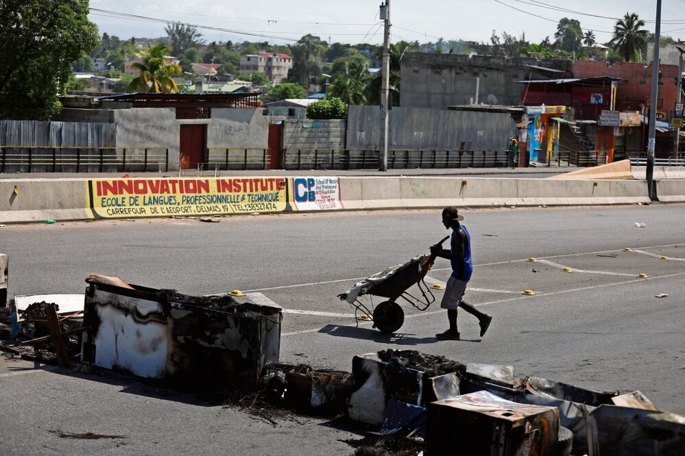 Un haitiano con una carretilla, al pasar un control de carretera establecido por pandillas en Puerto Príncipe. Foto: de Odelyn Joseph. AP.