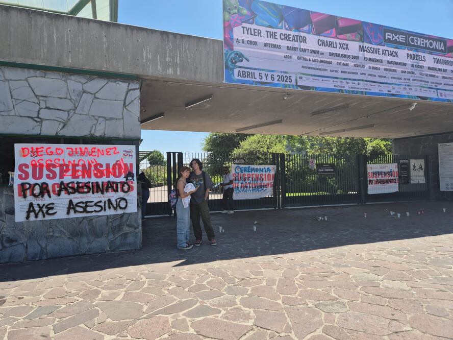 Comenzó el segundo día de reembolso en el Parque Bicentenario para los asistentes al Festival Axe Ceremonia en donde murieron dos fotoperiodistas tras ser aplastados por una grúa que cayó sobre ellos el pasado sábado 5 de abril. (Foto: Jorge Alejandro Medellín/ EL UNIVERSAL)