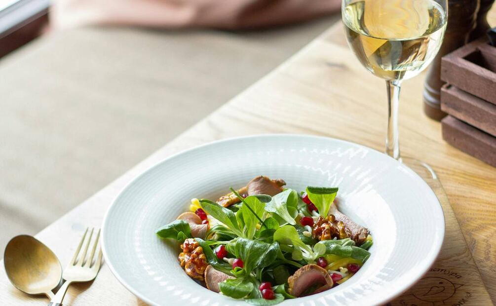 Vegetales y vino. Foto: Vladimir Gladkov / Pexels