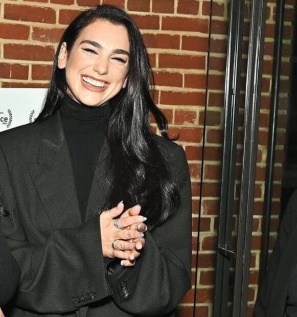 Dua Lipa impacta con traje oversize y suéter cuello de tortuga