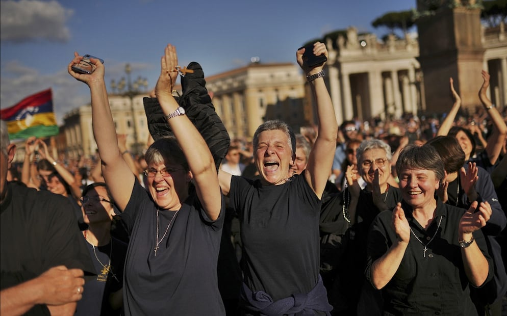 Miles recibieron con aplausos y gritos al nuevo papa León XIV durante su presentación en la Basílica de San Pedro del Vaticano, el 8 de mayo de 2025. Foto: AP