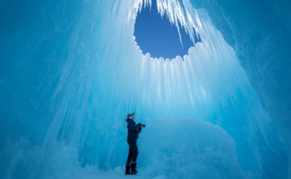 Ice Castles: conoce los castillos de hielo con resbaladillas y túneles