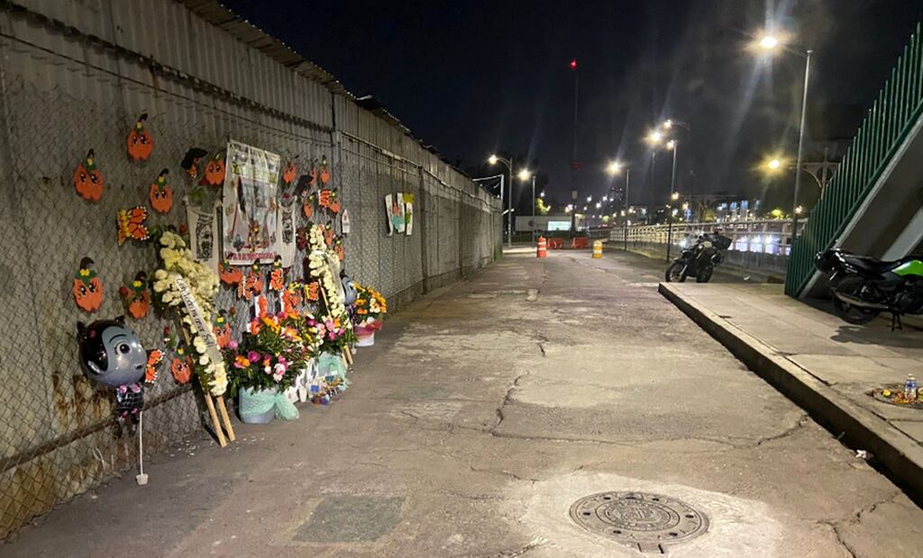En un recorrido realizado por EL UNIVERSAL se documentó que en el lugar fue colocado un altar a las jóvenes, que incluye fotos, flores y globos para recordar el trágico accidente. Foto: Juan Carlos Williams/EL UNIVERSAL