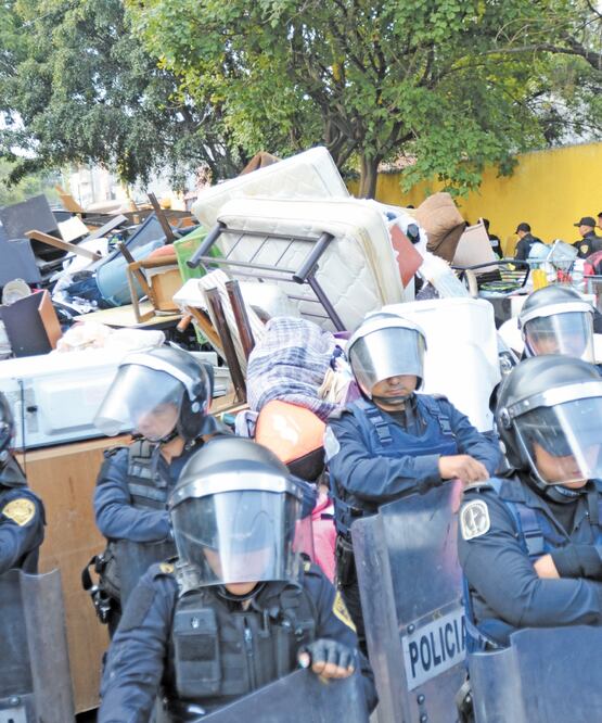 Cerca de 500 efectivos de la policía y procuraduría locales cumplimentaron una orden de desalojo en el 274 de la calle Adrián Broguer, en Alfonso 13. ARMANDO MONROY. CUARTOSCURO