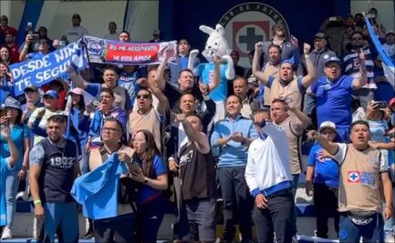Víctor Velázquez presente en el entrenamiento de Cruz Azul; convivió con la barra ‘Sangre Azul’