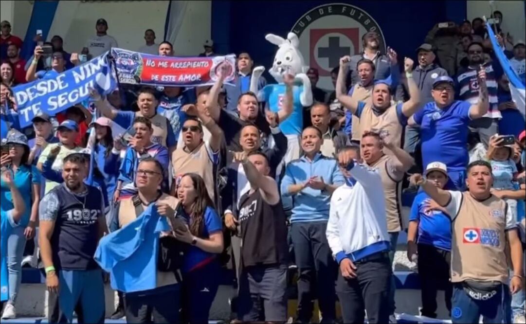 Víctor Velázquez se presentó en el entrenamiento de Cruz Azul y convivió con la porra ‘Sangre Azul’ / FOTO: @lacruzazulscl