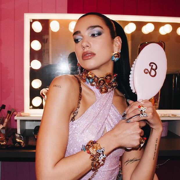 La guia para sumar las tendencias de Barbie a tus looks según Dua Lipa