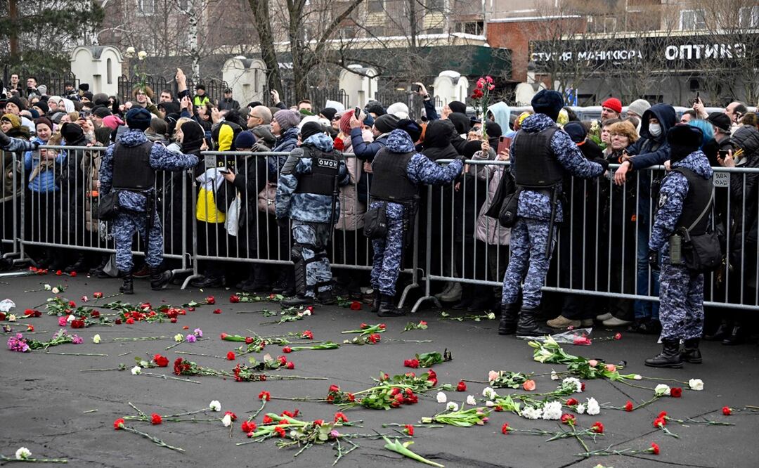 Pese al riesgo de ser detenidos miles de simpatizantes de Navalny se concentraron para rendirle homenaje en una iglesia de Moscú antes de su funeral.
Foto: AFP