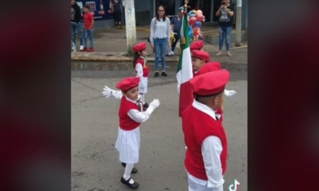 Niña de la escolta baila en plena ceremonia y rompe internet