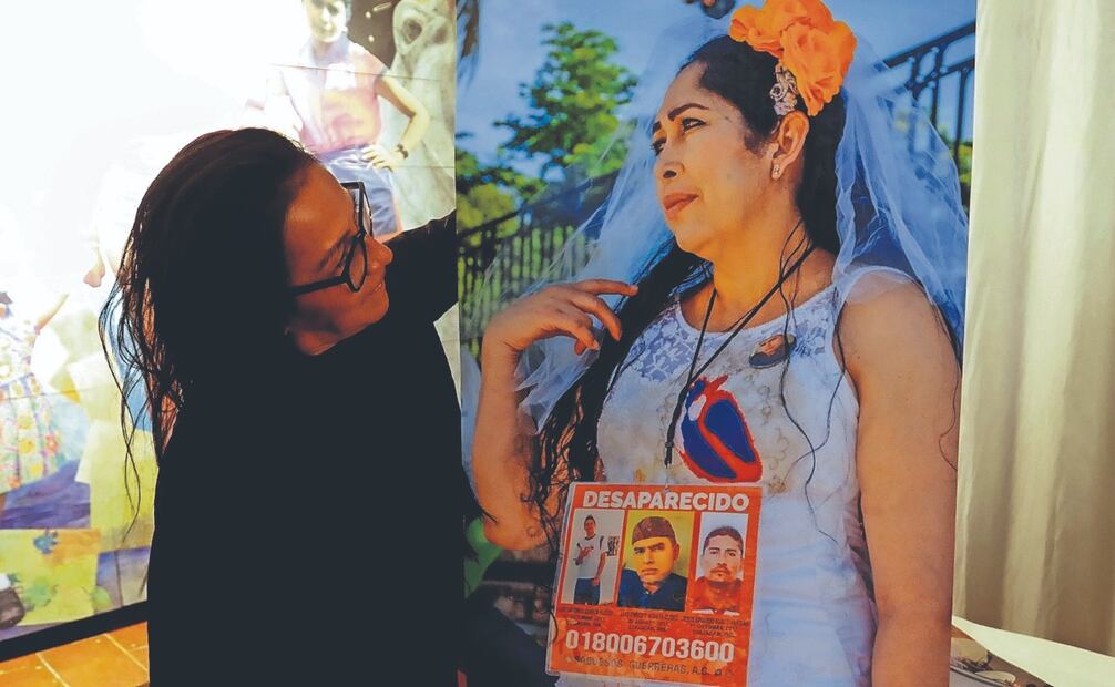 Al recorrido de La novia de Culiacán se han sumado mujeres que buscan a sus familiares desaparecidos. La artista concibe este performance como un espacio para que cada mujer exponga su propia misión de paz. Fotografía de Paola Reyes