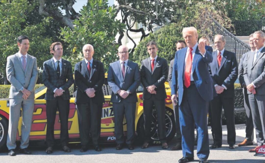El presidente de Estados Unidos, Donald Trump, ayer con campeones de carreras frente a la Casa Blanca en Washington. Foto: de CHRIS KLEPONIS. EFE