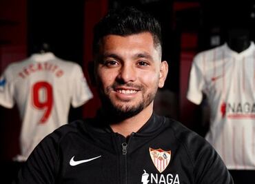 Tecatito Corona reaparece en convocatoria del Sevilla tras superar dura lesión