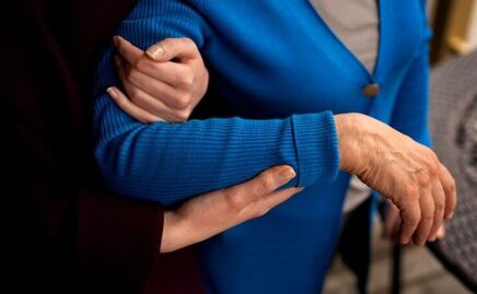 Cuáles son las recomendaciones de expertos en Terapia Ocupacional para los cuidadores de adultos mayores