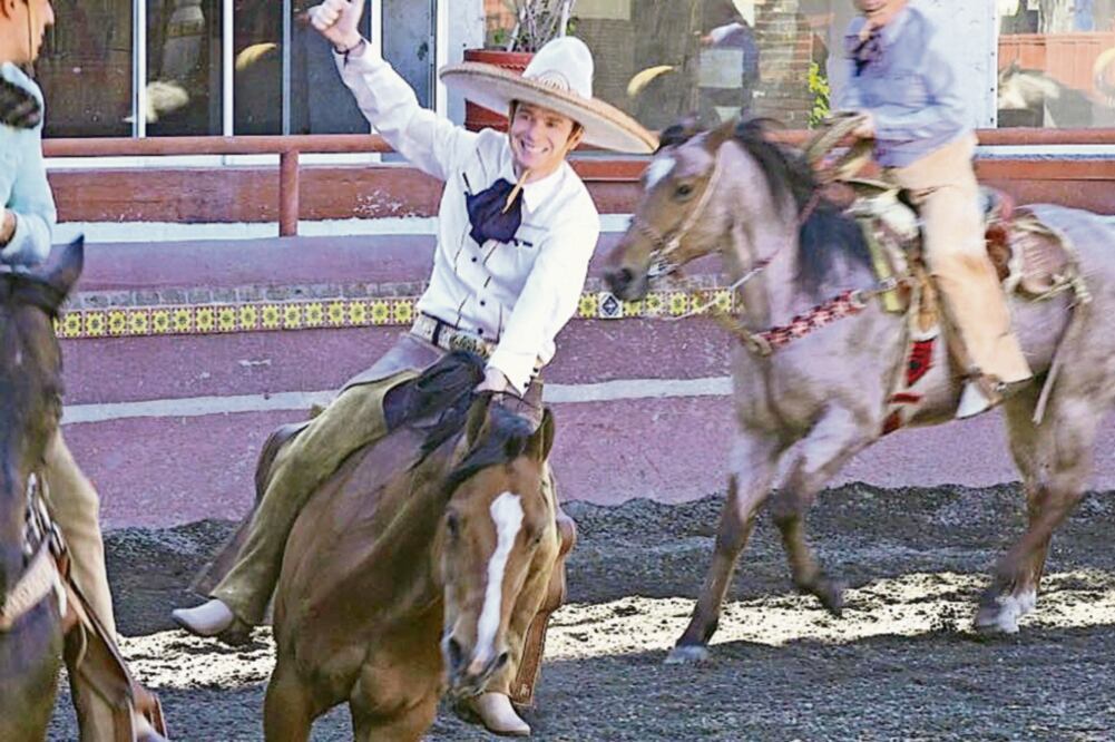 Ricardo Anaya se reunió ayer con charros en Zacatecas, donde se proyectó un video en el que se le ve realizar el paso de la muerte. (ESPECIAL)