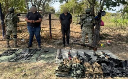 Aseguran armas, cargadores, chalecos tácticos y vehículos con reporte de robo en dos municipios de Sinaloa; detienen a dos personas
