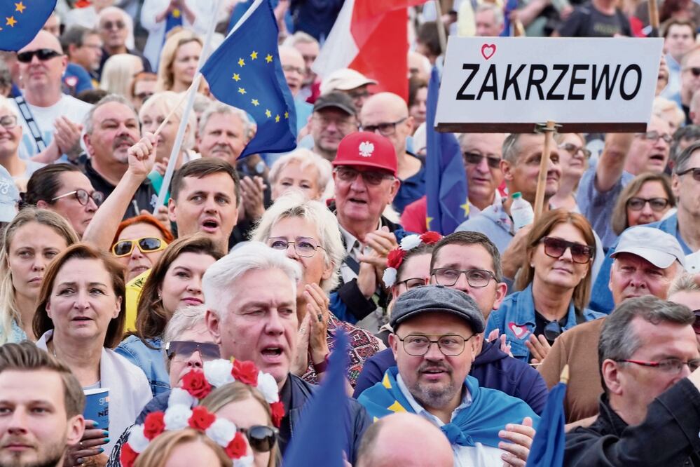 Miles de partidarios del gobierno polaco pro-Unión Europea, durante una manifestación en Varsovia. Foto: Czarek Sokolowski | AP
