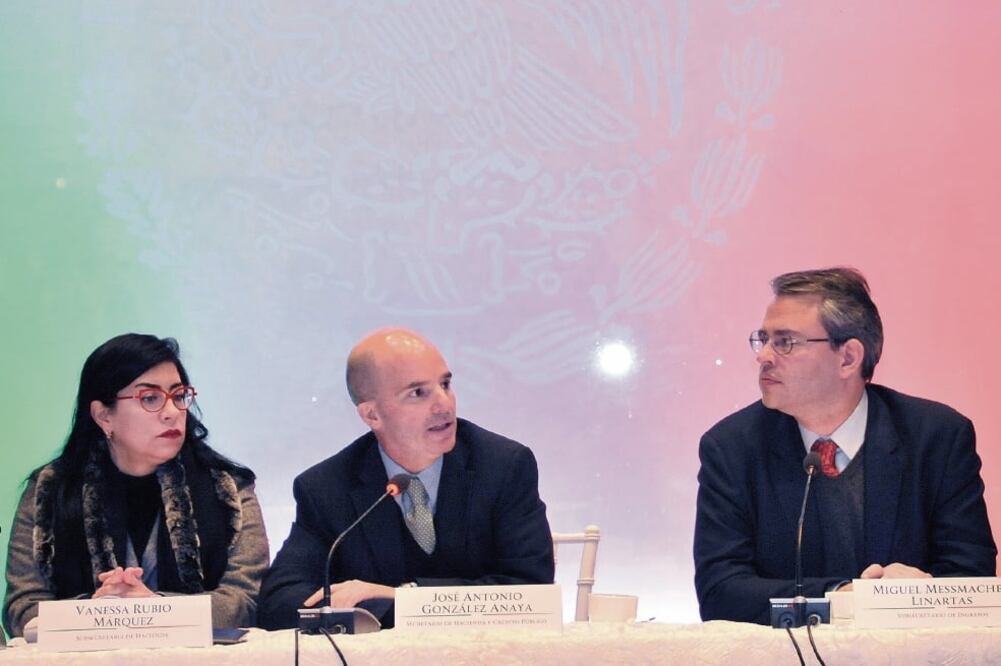 Junto con los subsecretarios Vanessa Rubio y Miguel Messmacher, José Antonio González Anaya (c) afirmó que Hacienda mantendrá la estabilidad financiera (CORTESÍA)
