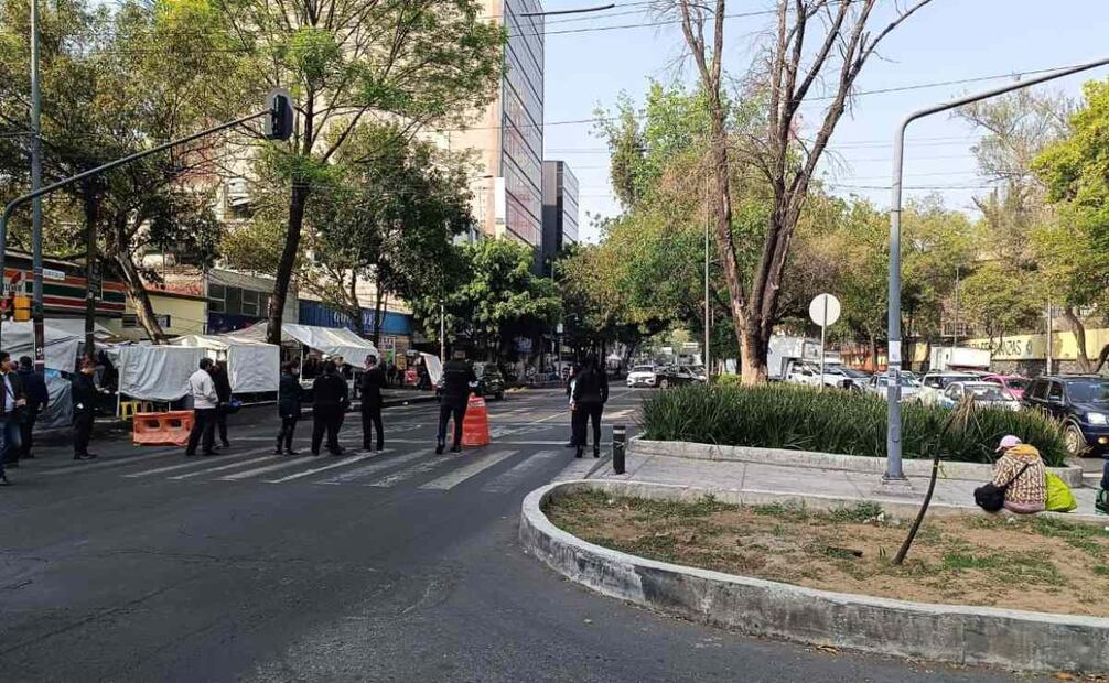 Policías de Investigación bloquean circulación en Av. Fray Servando exigiendo pago de aguinaldo (18/12/2024). Foto: Especial