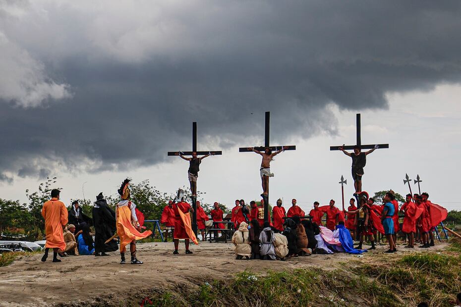 Ruben Enaje, el "Cristo de Pampanga", en la cruz. Foto: AP / Gerard V. Carreon