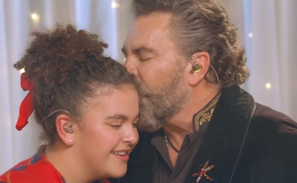 Lucero aplaude "la maravilla" de ver cantar juntos a su hija y a Mijares