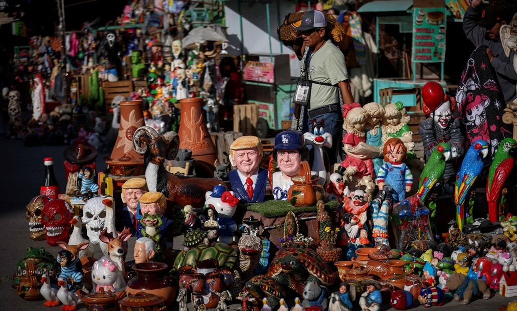 Vendedores ofrecen alcancías del presidente Donald Trump en la garita de San Ysidro, que divide a México y Estados Unidos, el 22 de enero de 2025. Foto: Diego Simón Sánchez