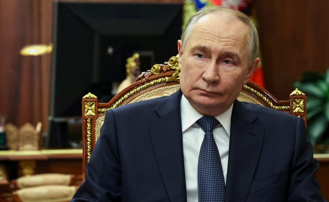 El presidente ruso, Vladímir Putin, a la derecha, escucha al secretario del Consejo General del partido Rusia Unida, Vladimir Yakushev, durante su reunión en el Kremlin, en Moscú, el lunes 15 de diciembre de 2025. Foto: AP