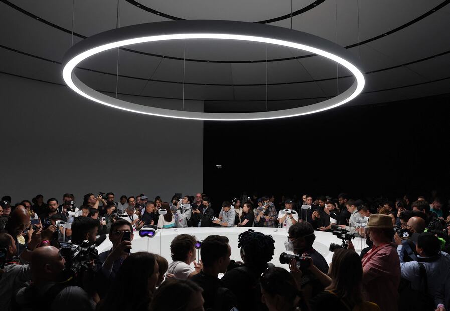 El precio de salida del visor Apple Vision Pro será de 3 mil 499 dólares. Foto: Justin Sullivan/AFP