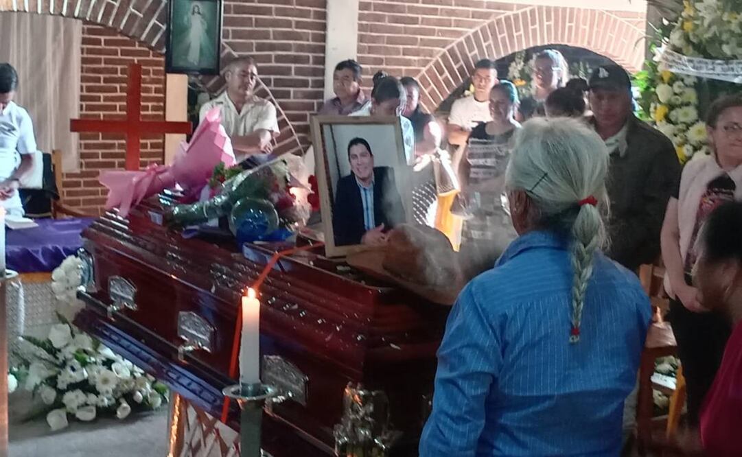 Cientos de indígenas despiden a Carlos Mezhua; "Seguiremos su legado", afirma su hijo.
Foto: Especial.