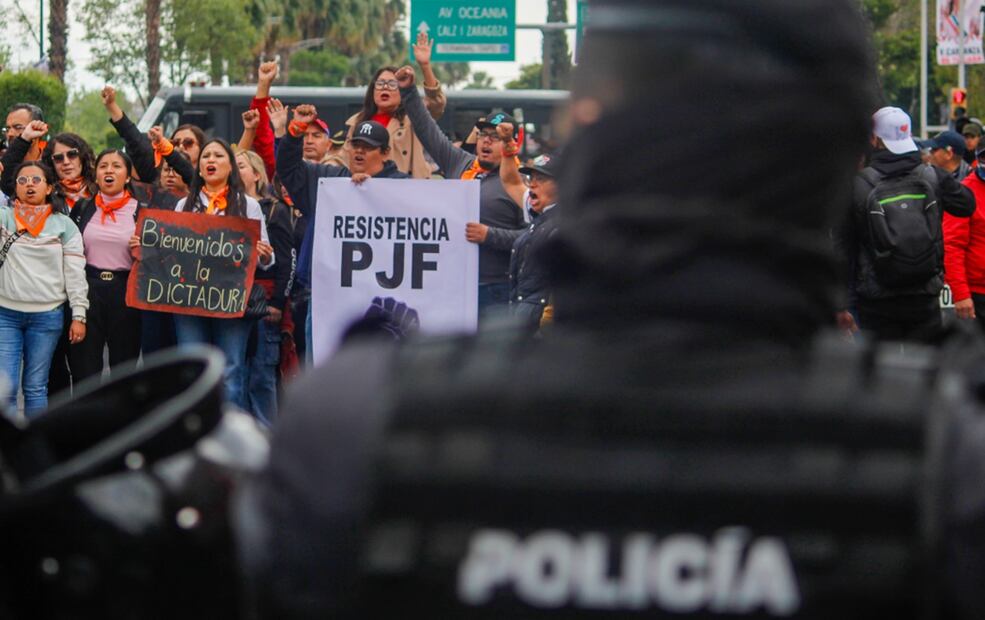 Trabajadores del Poder Judicial se manifiestan cerca de la Cámara de Diputados. Foto: Luis Camacho/EL UNIVERSAL