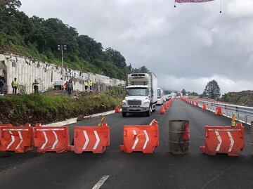Por segundo día, comuneros de Tepoztlán bloquean autopista La Pera-Cuautla en Morelos